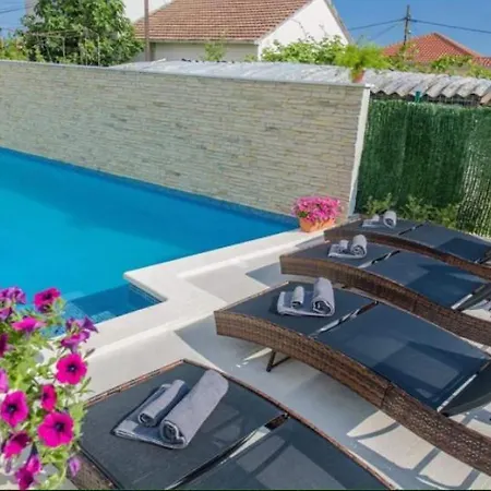 Barbara With Heated Pool Kaštela