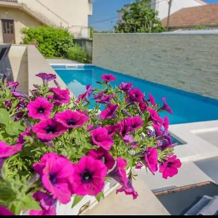 Barbara With Heated Pool Apartament Kaštela