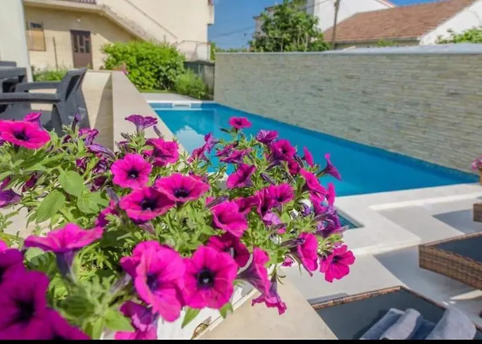 Barbara With Heated Pool Apartmán Kaštela