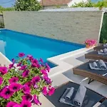 Barbara With Heated Pool Διαμέρισμα *