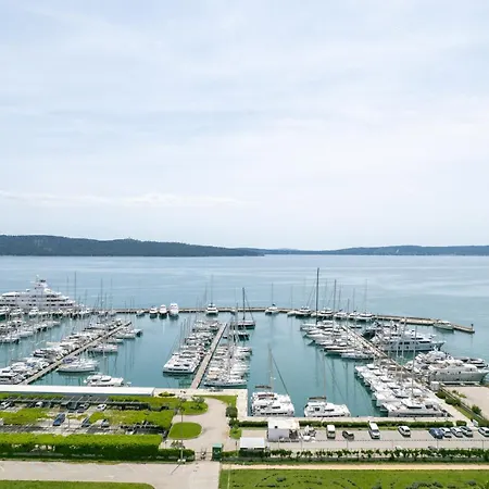 Barbara With Heated Pool Apartment