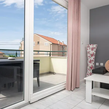 Barbara With Heated Pool Apartment Kaštela