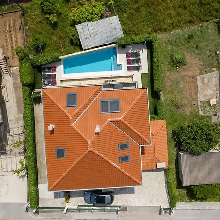 Barbara With Heated Pool Apartment