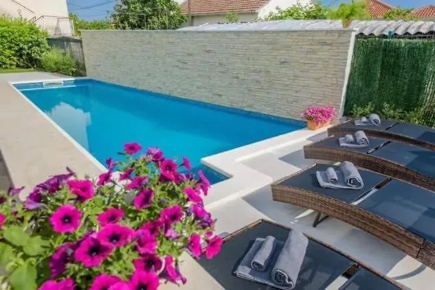 Barbara With Heated Pool Apartment *