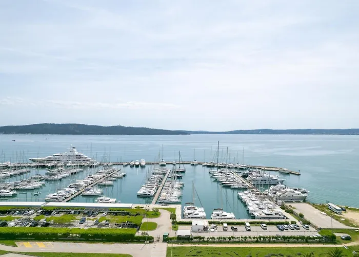 Barbara With Heated Pool Apartment