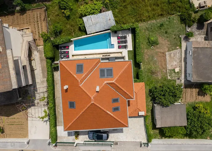 Barbara With Heated Pool Apartment