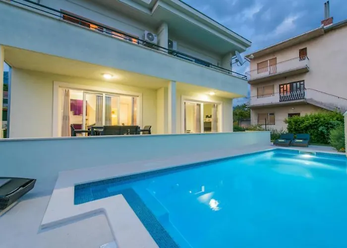 Apartment Barbara With Heated Pool Kaštela